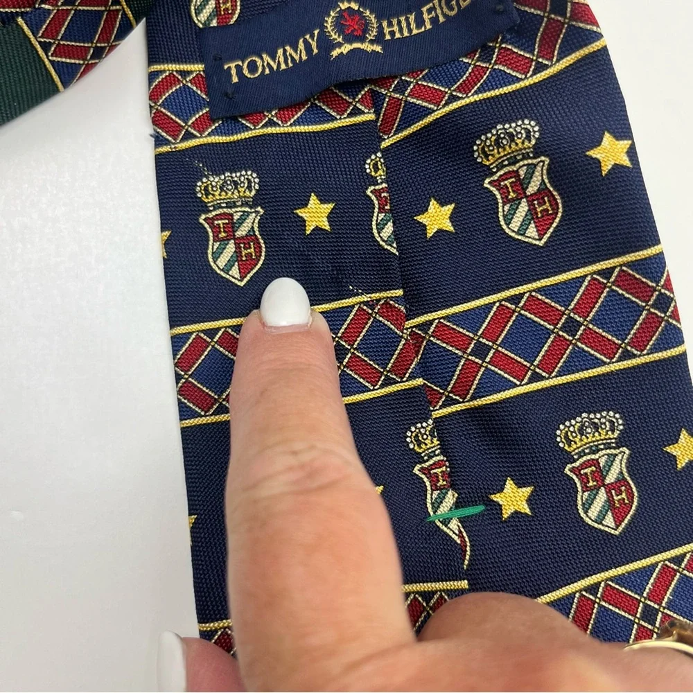 Tommy Hilfiger Vintage Navy Blue Crest Men's Neck Tie 100% Silk‎ Preppy *FLAW